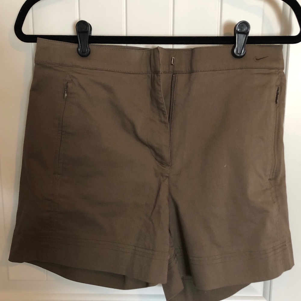 Nike Women’s golf shorts Size 6 Olive green